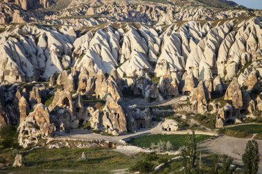 Güneşli bir akşamda Kapadokya Vadisi manzarası. Türkiye, Goreme.