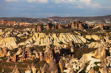 Baharda akşamları Kapadokya Vadisi 'nin güneşli manzarası. Türkiye, Goreme.