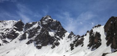 Karlı güneş ışığı kayalarının panoramik görüntüsü güneşli bahar günündeki çığ izleriyle birlikte. Türkiye, Kachkar Dağları, Pontik Dağlarının en yüksek kesimi.