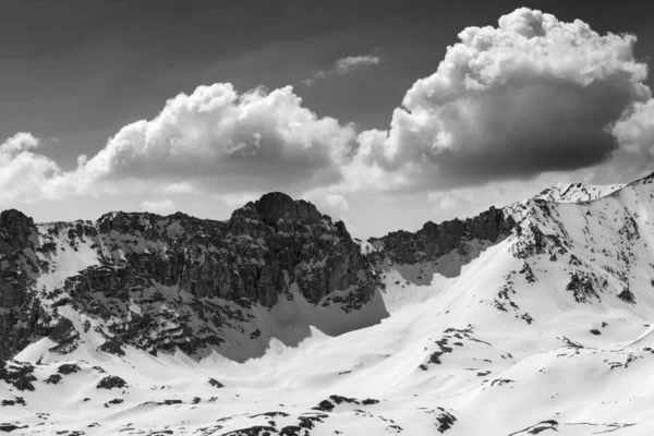 晴れた冬の日には雲と雪の山と空 トルコ 中央牡牛座山脈 アラダグラル アンチ牡牛座 高原Edigel イエディゴラー 黒と白のトーンの風景 — ストック写真