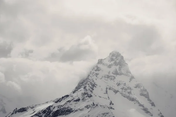 Hoge Besneeuwde Bergen Nevel Bewolkte Lucht Winter Kaukasusgebergte Regio Dombay — Stockfoto