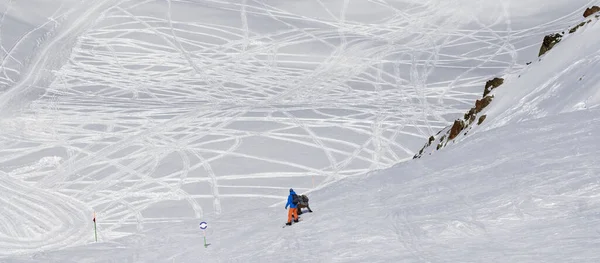 两个滑雪者在阳光明媚的寒冷天气下沿着小径飞驰而下 高加索山脉冬季 格鲁吉亚 古道里地区 全景视图 — 图库照片