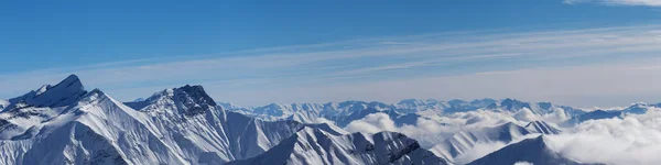Panorámás Kilátás Havas Hegyek Kék Felhők Nap Téli Napján Kaukázus — Stock Fotó