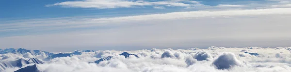 在阳光灿烂的冬日 全景飞机俯瞰着覆盖着美丽阳光云彩的雪山 格鲁吉亚高加索山脉 Gudauri地区 — 图库照片
