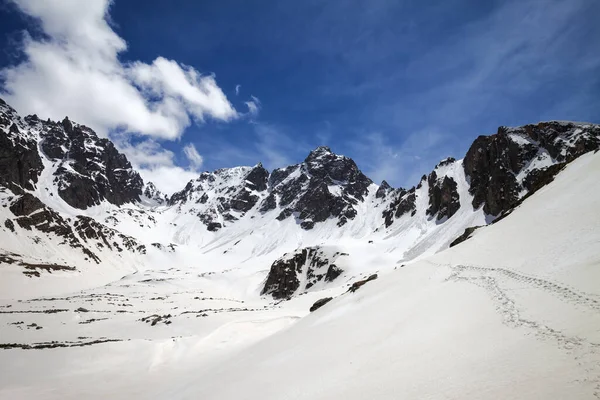 日当たりの良い春の日に足跡と曇りの青空と雪の日差しの山 トルコ カフカル山脈 ポントス山脈の最も高い部分 — ストック写真