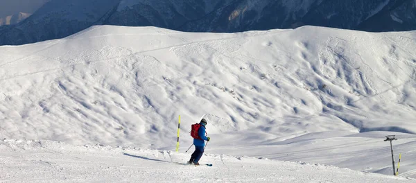 Esquiador Cuesta Abajo Pista Esquí Nevado Noche Invierno Sol Montañas — Foto de Stock