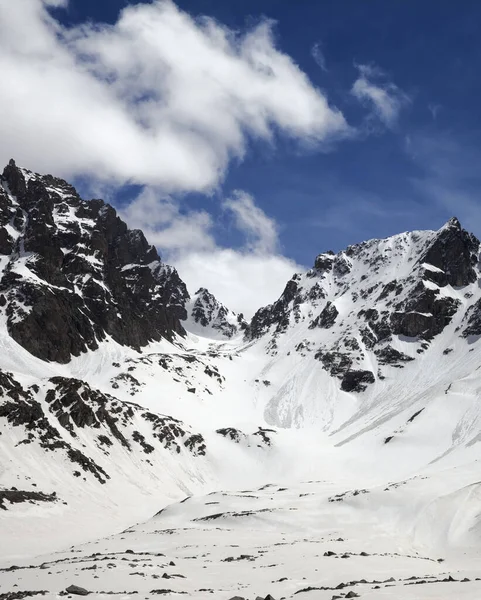 冬の日には雪崩や青空からの痕跡を持つ雪の日の山 トルコ カフカル山脈 ポントス山脈の最も高い部分 — ストック写真
