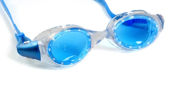 水滴で泳ぐための青いゴーグル 白い背景に隔離されている クローズアップビュー — ストック写真