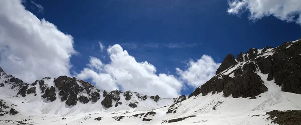 Panoramautsikt Över Snöiga Solbelysta Berg Och Blå Molnig Himmel Våren — Stockfoto