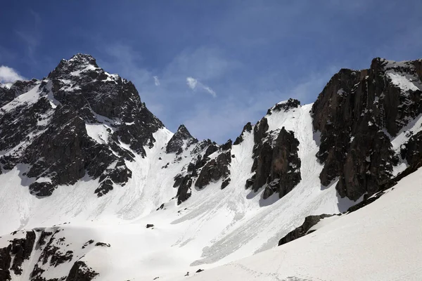 Cordillera Cubierta Nieve Soleada Con Rastros Avalanchas Soleado Día Invierno — Foto de Stock