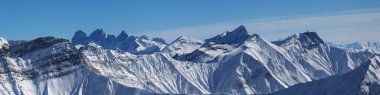 Güneş kış gününde karlı dağların panoramik manzarası. Kafkasya Dağları, Gürcistan, Gudauri bölgesi.