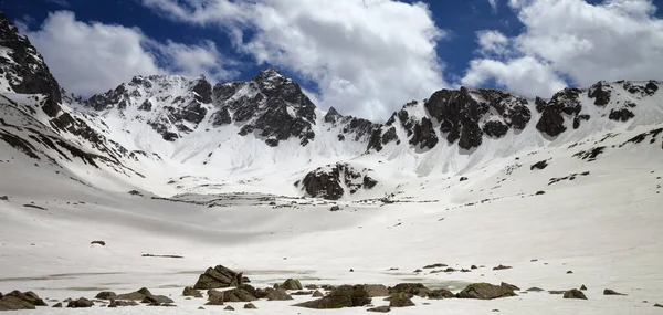 Yüksek Karlı Dağlardaki Platoda Panoramik Manzara Güneşli Bahar Gününde Donmuş — Stok fotoğraf