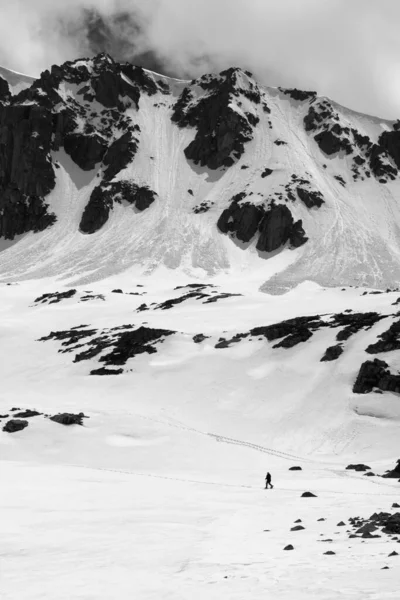 Wysoka Góra Śnieżnym Gzymsem Trasą Lawinową Śnieżnym Płaskowyżem Małą Sylwetką — Zdjęcie stockowe