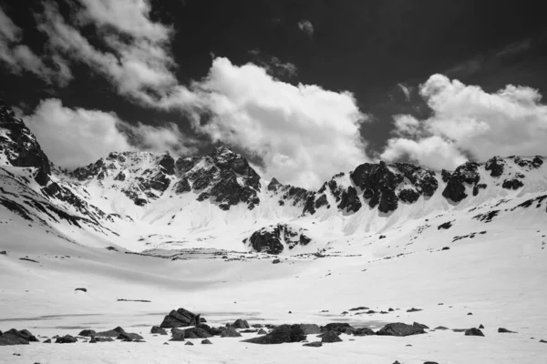 日当たりの良い春の日には 凍った湖が雪と曇りの空を覆う高い雪の山の中の高原 トルコ カフカル山脈 ポニック山脈の最も高い部分 黒と白のトーンの風景 — ストック写真