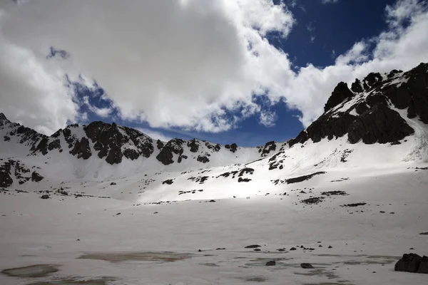 Ψηλά Ηλιόλουστα Βουνά Οροπέδιο Χιονιού Παγωμένη Λίμνη Και Μπλε Συννεφιασμένο — Φωτογραφία Αρχείου
