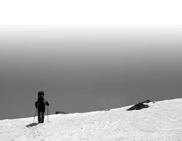 Турист Большим Рюкзаком Снежных Горах Черно Белый Тонированный Пейзаж Копировальным — стоковое фото