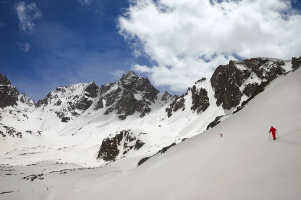 Χιονισμένο Οροσειρά Ίχνη Χιονοστιβάδας Ηλιόλουστο Συννεφιασμένο Ουρανό Και Πεζοπόρος Κόκκινο — Φωτογραφία Αρχείου
