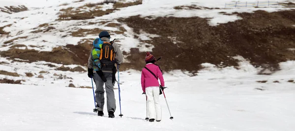 Panoramablick Auf Vater Und Tochter Mit Skistöcken Verschneiten Hang Schneearmem — Stockfoto