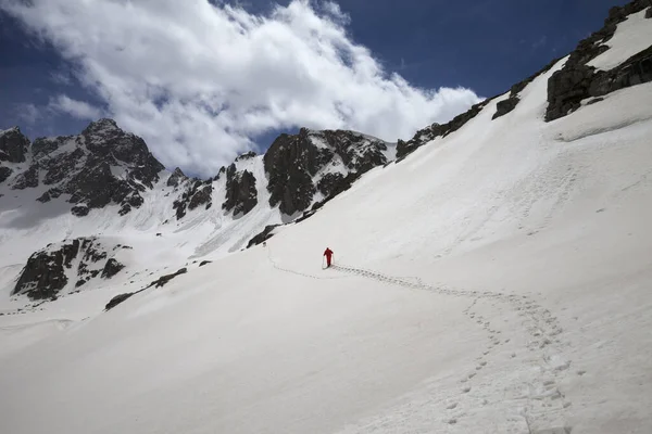 Ścieżka Zaśnieżonym Stoku Wysokich Górach Śladami Lawin Turysta Czerwieni Psem — Zdjęcie stockowe