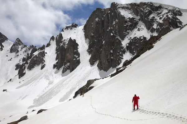눈사태의 눈덮인 눈덮인 날씨에 등산객 눈내리는 날씨에 폰토스 산맥의 부분인 — 스톡 사진