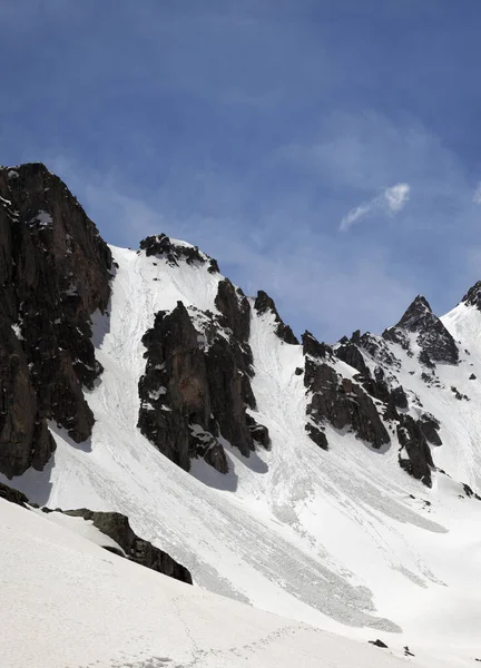 Güneşli Kış Gününde Çığ Yüzünden Oluşan Karla Aydınlatılmış Dağ Sıraları — Stok fotoğraf