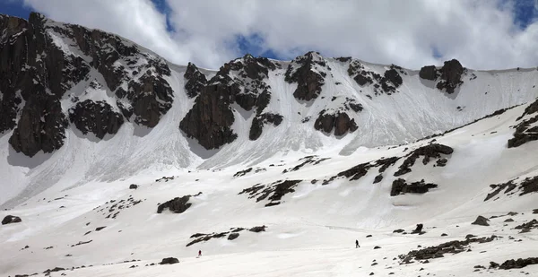 雪のコーニスと雪崩の歩道 雪の高原と晴れた日にハイカーの2つの小さなシルエットと高い山のパノラマビュー トルコ カフカル山脈 ポントス山脈の最も高い部分 — ストック写真