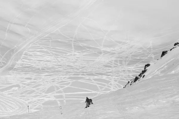 两个滑雪者在阳光明媚的寒冷天气下沿着小径飞驰而下 高加索山脉冬季 格鲁吉亚 古道里地区 黑白调图像 — 图库照片