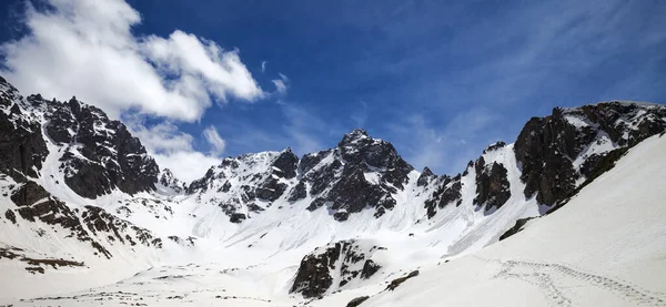 Panoramautsikt Över Snöiga Solljus Berg Med Fotspår Och Grumlig Blå — Stockfoto