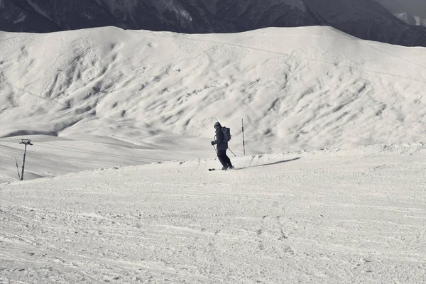 Skier Downhill Pista Esqui Nevado Noite Inverno Sol Cáucaso Montanhas — Fotografia de Stock