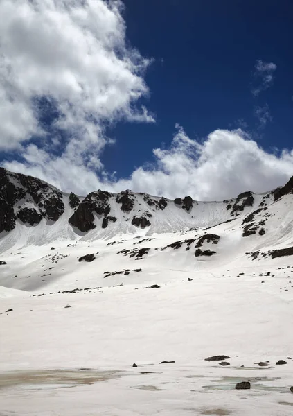 Lago Congelado Cubierto Nieve Paso Montaña Soleado Cielo Azul Nublado — Foto de Stock