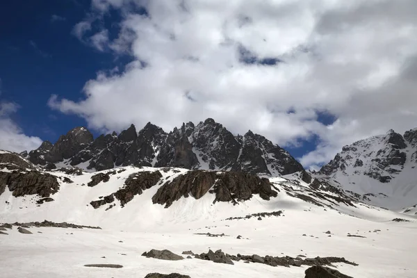 Hoge Zonovergoten Rotsen Besneeuwd Plateau Met Stenen Bewolkte Blauwe Lucht — Stockfoto