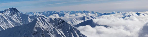 Vue Panoramique Sur Les Montagnes Enneigées Couvertes Nuages Ensoleillés Lors — Photo