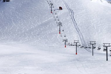 Kar kayağı yamacı ve kış sabahı sandalye kaldırma. Kafkas Dağları. Gürcistan, Gudauri bölgesi, Mt. Kudebi.