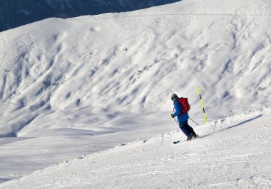 Soğuk, güneşli bir akşamda kayakçı kayak yokuşunda. Kafkasya Dağları, Gürcistan, Gudauri bölgesi kışın.