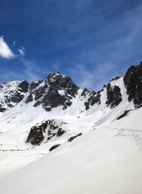 Karlı güneş ışığı dağları ve güneşli bahar gününde bulutlu mavi gökyüzü. Türkiye, Kachkar Dağları, Pontik Dağlarının en yüksek kesimi.