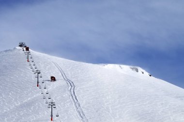 Karlı kayak pisti, sandalye kaldırma ve kış sabahı puslu bir gökyüzü. Kafkas Dağları. Gürcistan, Gudauri bölgesi, Kudebi Dağı.