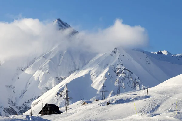Karlı Kayak Yamacı Kış Akşamları Yüksek Dağlarda Otel Kafkas Dağları — Stok fotoğraf