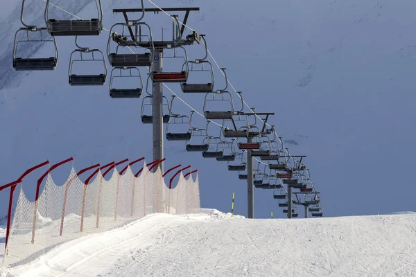 Śnieżny Stok Narciarski Wyciąg Krzesełkowy Wysokich Górach Słoneczny Zimowy Wieczór — Zdjęcie stockowe