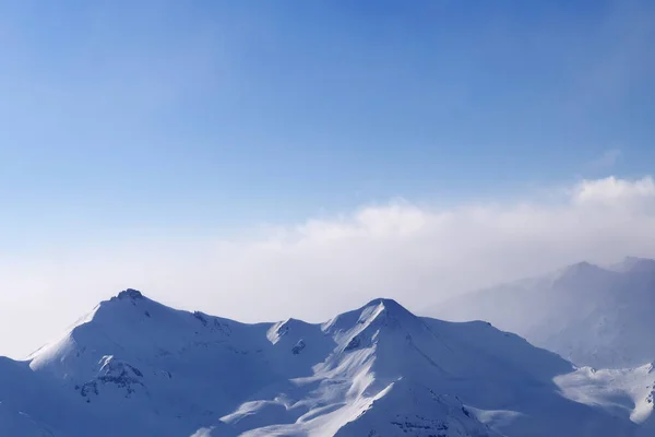 Wysokie Zaśnieżone Góry Mgle Nasłonecznione Zachmurzone Niebo Zimą Wieczorem Kaukaz — Zdjęcie stockowe