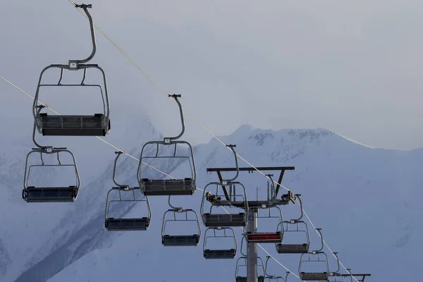 Sedačková Lanovka Vysoké Sněhové Hory Mlze Zimním Večeru Kavkazské Hory — Stock fotografie