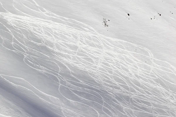Schneebedeckter Tiefschneehang Mit Spuren Von Skiern Und Snowboards Sonnigen Wintertagen — Stockfoto