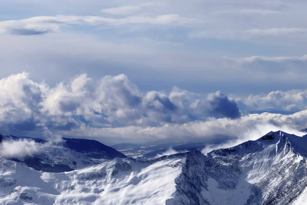 冬天的雪山 多云的天空 多风的天气 格鲁吉亚高加索山脉 Gudauri地区 — 图库照片