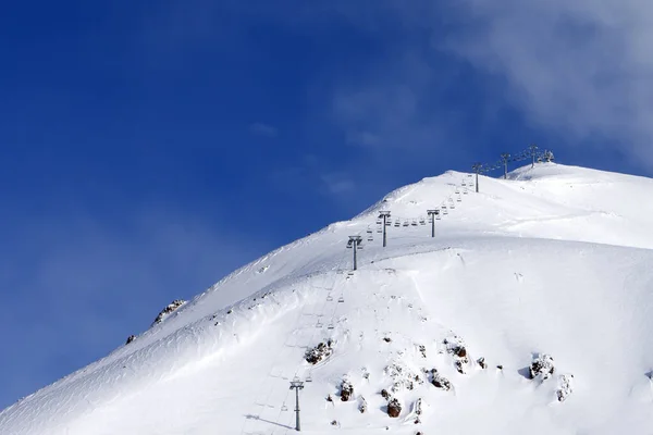 冬の朝はスキー場外の雪とロープウェイ コーカサス山脈 ジョージア州 地域グドーリ サデゼレ山 — ストック写真