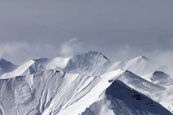 Zasněžené Zimní Hory Oparu Zatažené Obloze Šedého Dne Kavkazské Hory — Stock fotografie