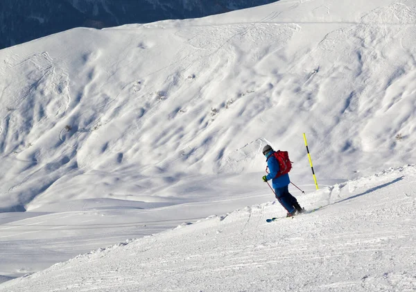 Esquiador Descendo Pista Esqui Nevado Noite Ensolarada Fria Cáucaso Montanhas — Fotografia de Stock