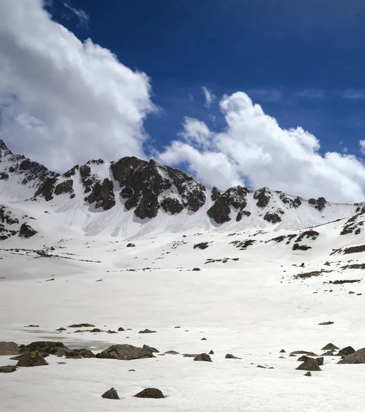 Χιονισμένο Ηλιόλουστο Οροπέδιο Πέτρες Και Μπλε Συννεφιασμένο Ουρανό Την Άνοιξη — Φωτογραφία Αρχείου