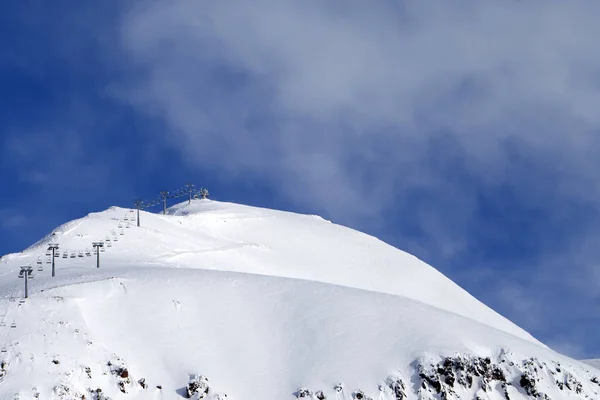 Snowy Piste Skipiste Touwbaan Hemel Mist Winterochtend Kaukasus Bergen Georgië — Stockfoto