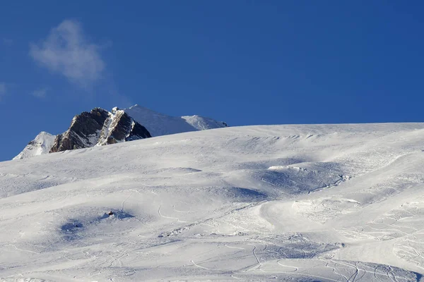 Piste Ski Enneigée Ciel Bleu Sur Les Hautes Montagnes Soir — Photo