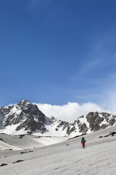 Турист Снежном Плато Покрытый Снегом Горный Хребет Солнечное Небо Облаками — стоковое фото