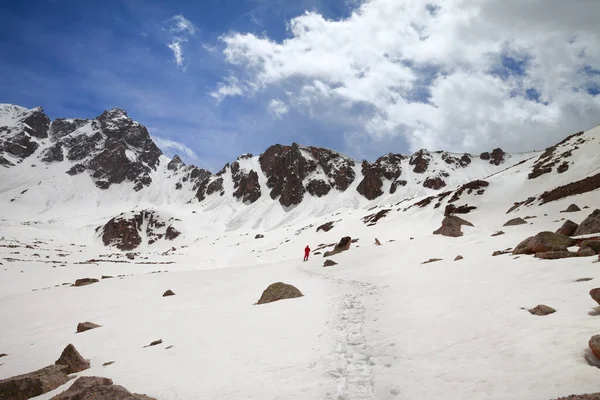 晴れた日には高い山の中で雪の高原に赤でハイカーのシルエット トルコ カフカル山脈 ポニック山脈の最も高い部分 広角ビュー — ストック写真